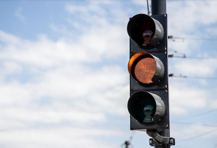 El nuevo semáforo en Perón y Fanzolato llega para reordenar el tránsito