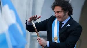 La independencia argentina, conmemorada cada 9 de julio, es un hito trascendental que marcó el fin de la subordinación a la Corona española y el inicio de la construcción de la nación argentina. Más allá de la celebración, esta fecha invita a la reflexión sobre la importancia de la libertad, la identidad nacional y los desafíos pendientes para construir una sociedad más justa y unida. 